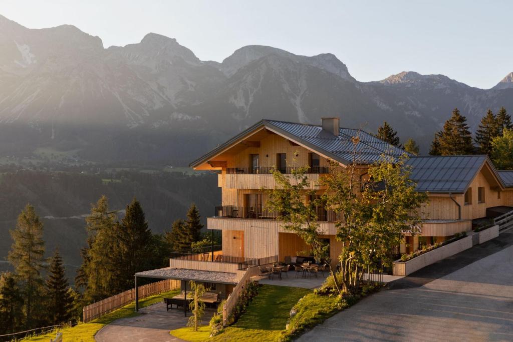 斯拉德明Holzhackerin - the charming Haus am Berg的山景度假屋
