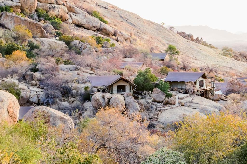 奥马鲁鲁Ondudu Safari Lodge的岩石山中的一组小屋