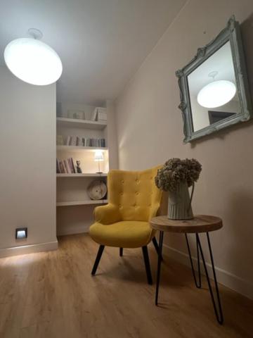 索尔索纳Hostal Crisami的一间设有黄色椅子和一张带镜子的桌子的房间
