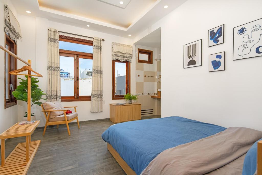 岘港ChiPa Homestay的卧室配有床、椅子和窗户。