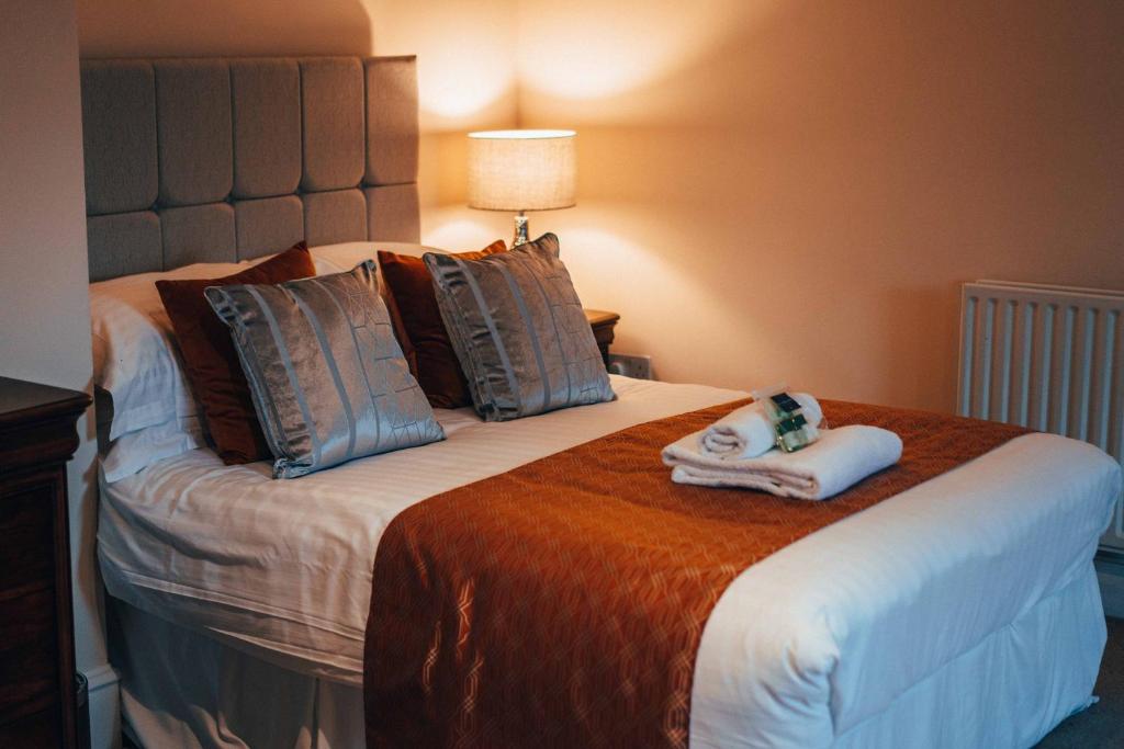 拉尼德洛伊斯The Trewythen的一间酒店客房,配有一张带毛巾的床