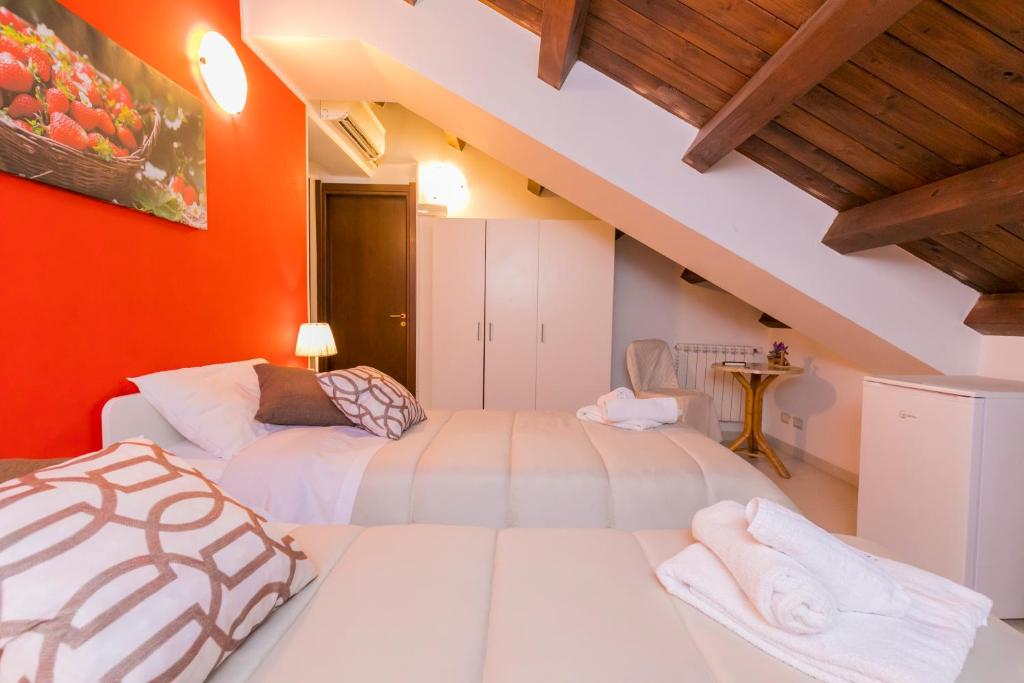 Città GiardinoTERRA MIA的橙色墙壁的客房内的两张床