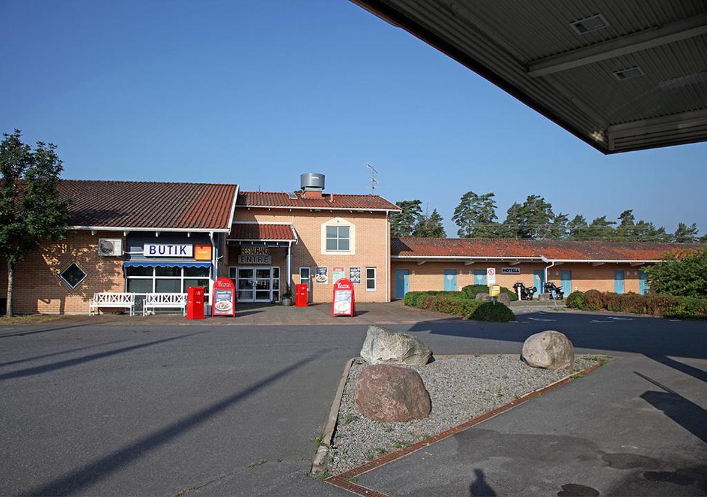 埃克舍Rasta Eksjö的加油站前的一条空的街道