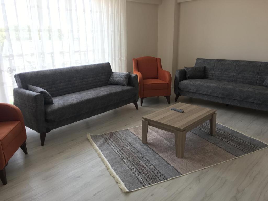 恰纳卡莱Geyikli Lotus Apart的客厅配有两张沙发和一张咖啡桌