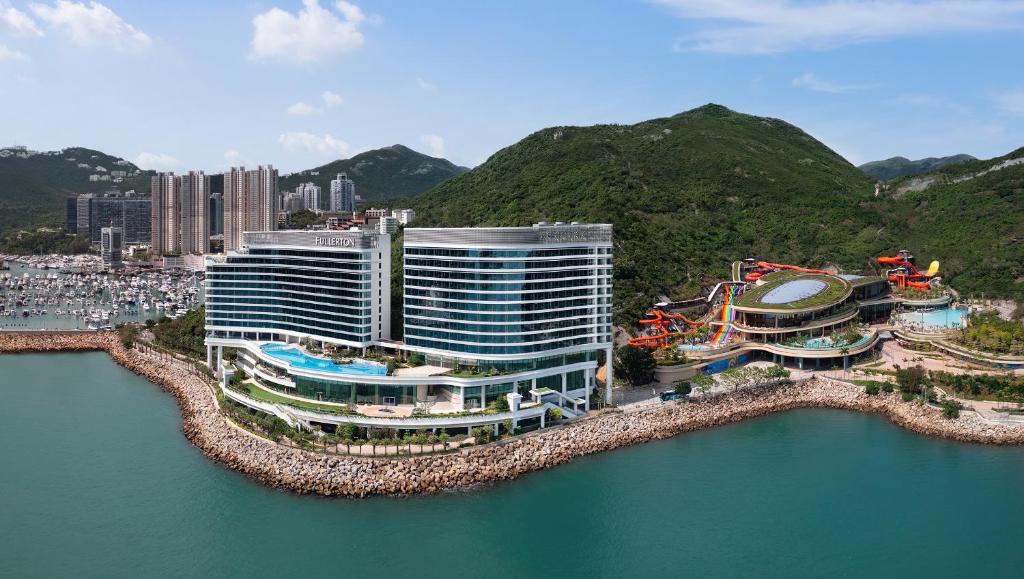 香港香港富丽敦海洋公园酒店的享有酒店和水上公园的空中景致