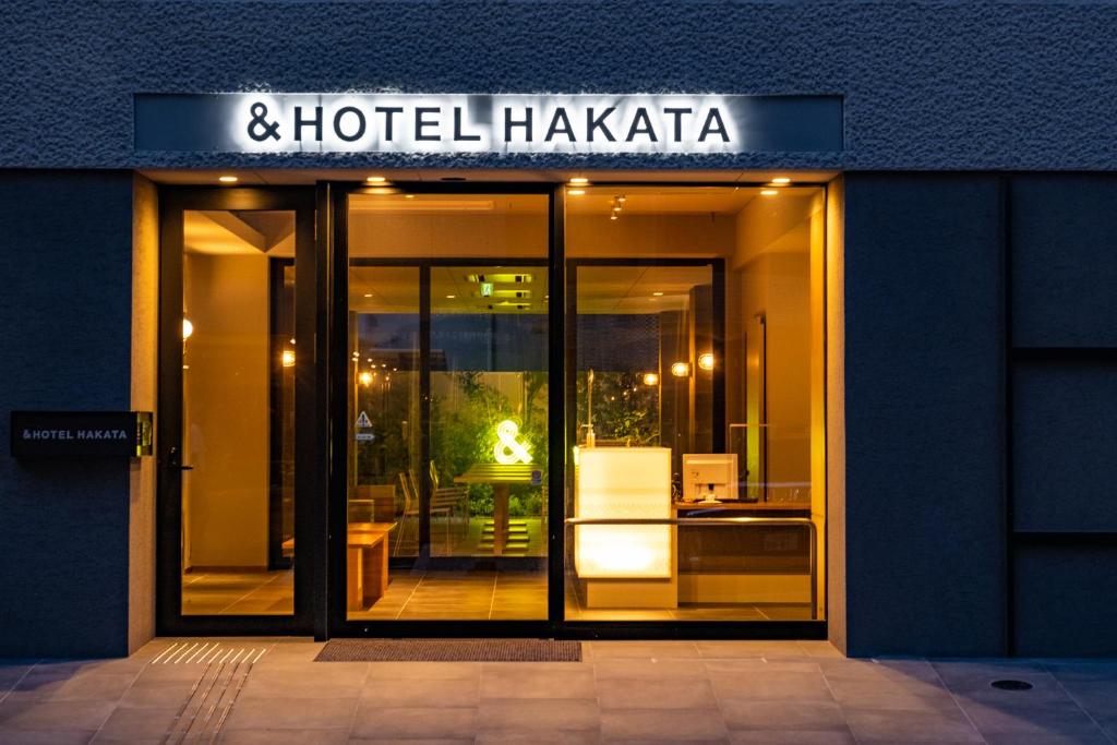 福冈&HOTEL HAKATA的酒店前面的商店有标志