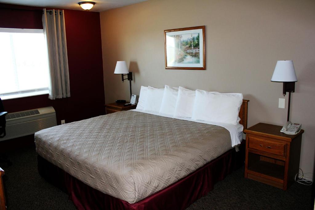 Beatrice卡普里酒店及套房 - 比阿特丽斯的酒店客房配有一张带白色枕头的大床