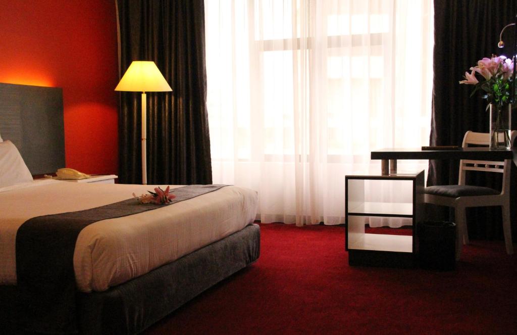 哥打巴鲁大宏酒店的酒店客房设有一张床、一张书桌和窗户。