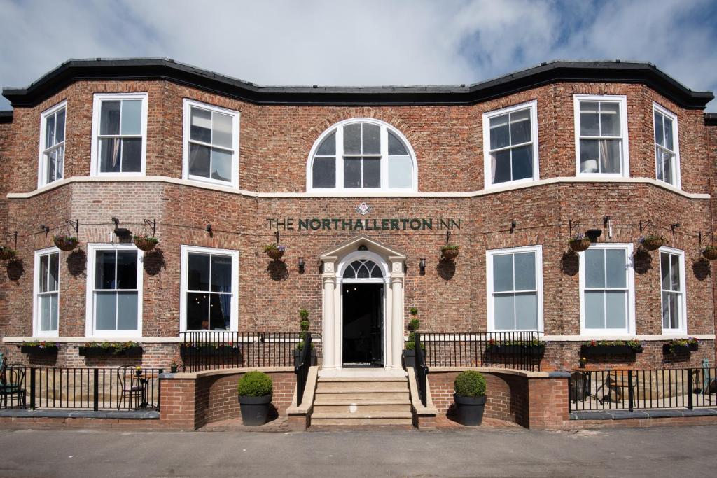 诺斯阿勒顿The Northallerton Inn - The Inn Collection Group的红砖建筑,上面有标志