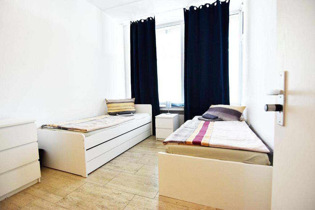 科隆Boardinghouse in Cologne *free WiFi*的一间卧室设有两张床和窗户。