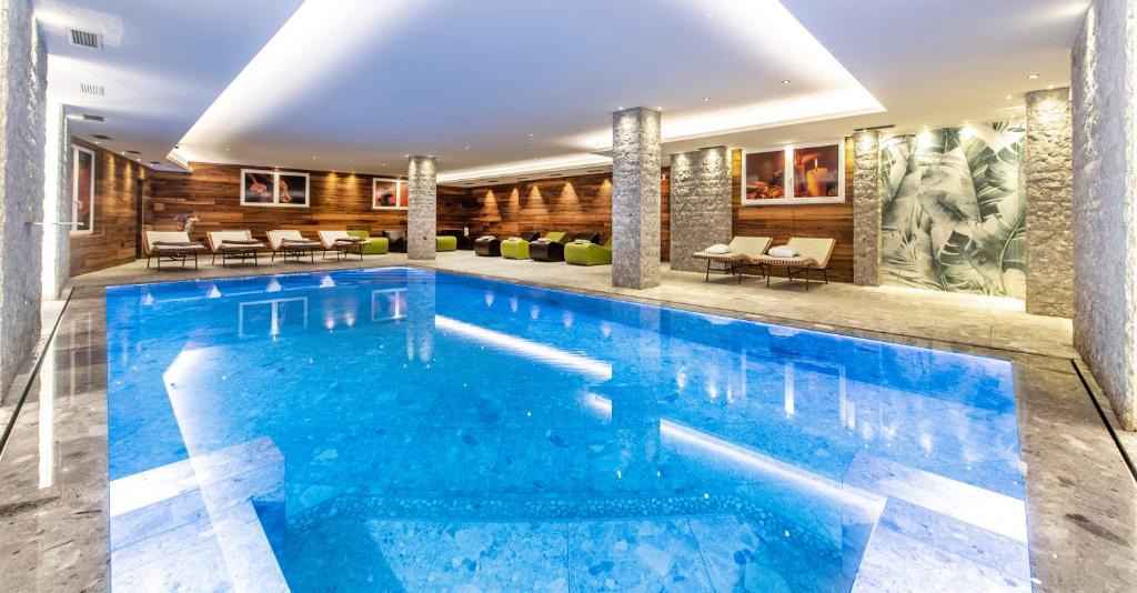 安达洛萨斯德我的活力套房酒店的大楼内一个蓝色的大型游泳池