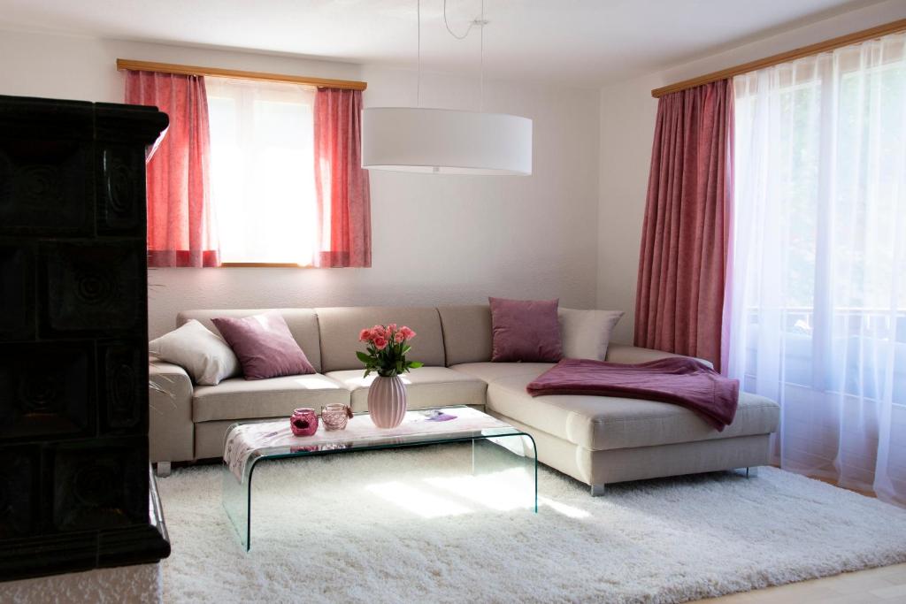米施泰尔Da Eni的客厅配有沙发和桌子