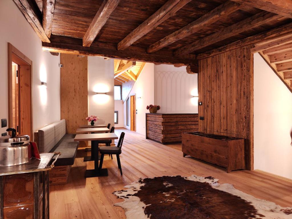 NannoAgritur Fioris的客厅设有木制天花板和桌子