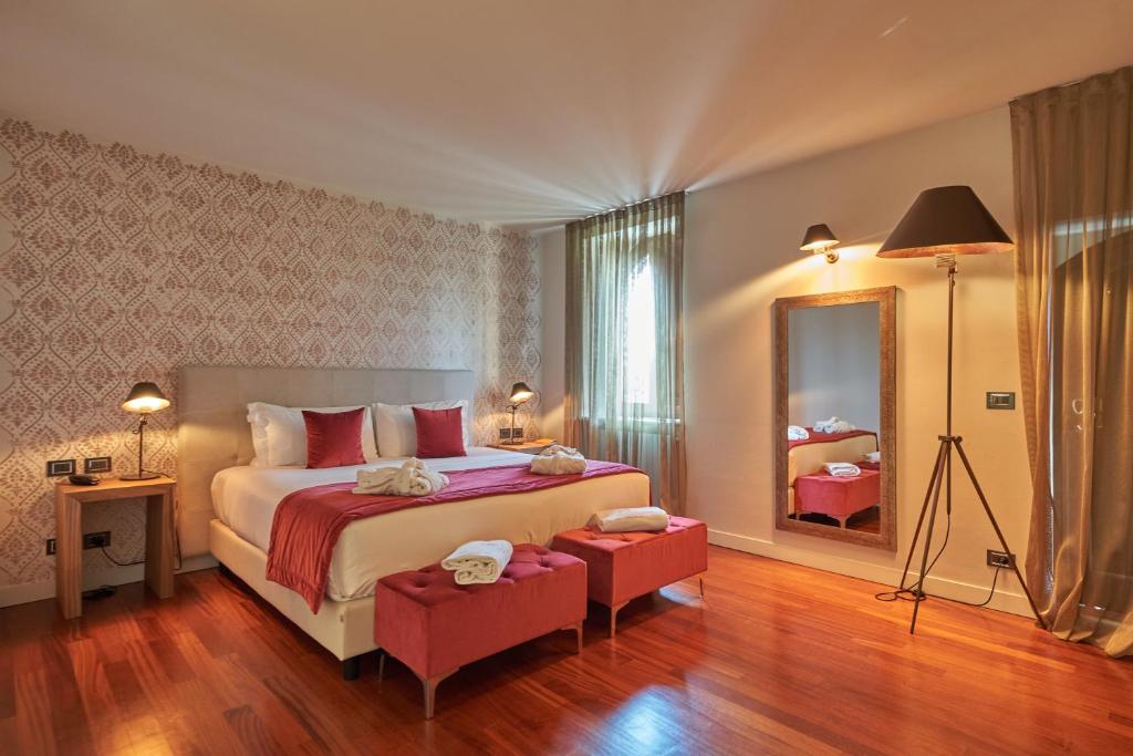 SandiglianoRelais Santo Stefano的一间卧室设有一张大床和一个大镜子