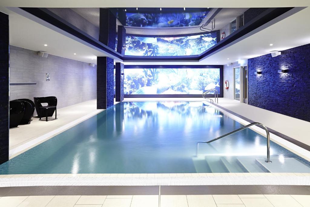 布伦特福德伦敦布伦特福德诺富特酒店的一座带天花板的房屋内的游泳池