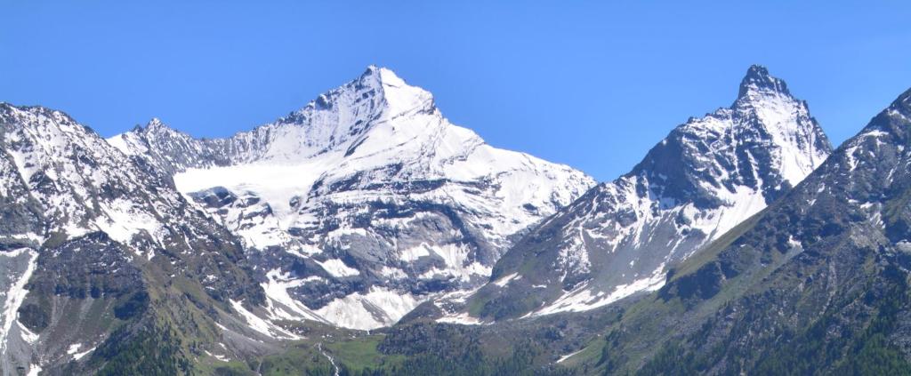 艾马维尔Val di Cogne Il Grand Nomenon的一群山人,上面有雪