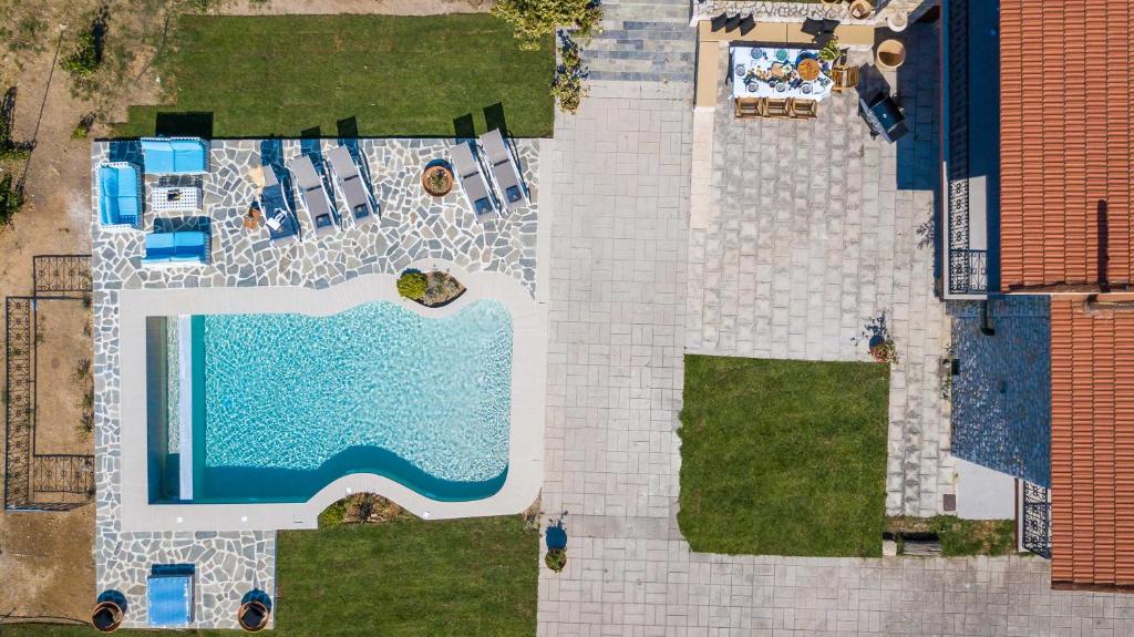 科斯基努Emarmene Home with private pool near Rhodes Town & airport的房屋旁游泳池的顶部景色