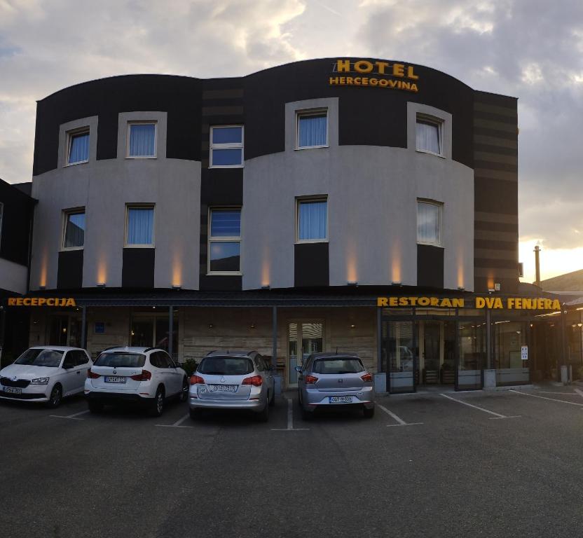 莫斯塔尔赫塞哥维纳汽车旅馆的停车场内有车辆的旅馆