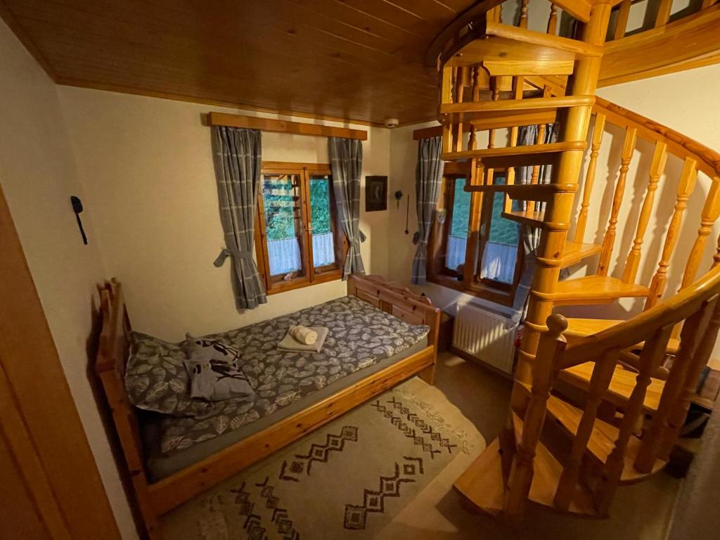 卢斯Hiša pod Rogatcem的房屋内带双层床的房间