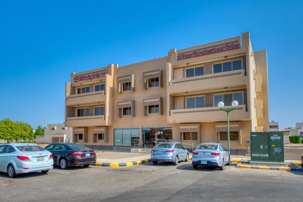 延布Al Fanar Al Alami 2- Haya'a malakeya的停车场内有车辆的建筑物