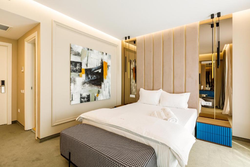马马亚Onal Boutique Hotelier的一间卧室配有一张带白色床单的大床