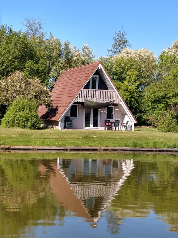 GramsbergenDe Gouwe, 158 - aan visvijver, de beste visstek的水中反射的房子