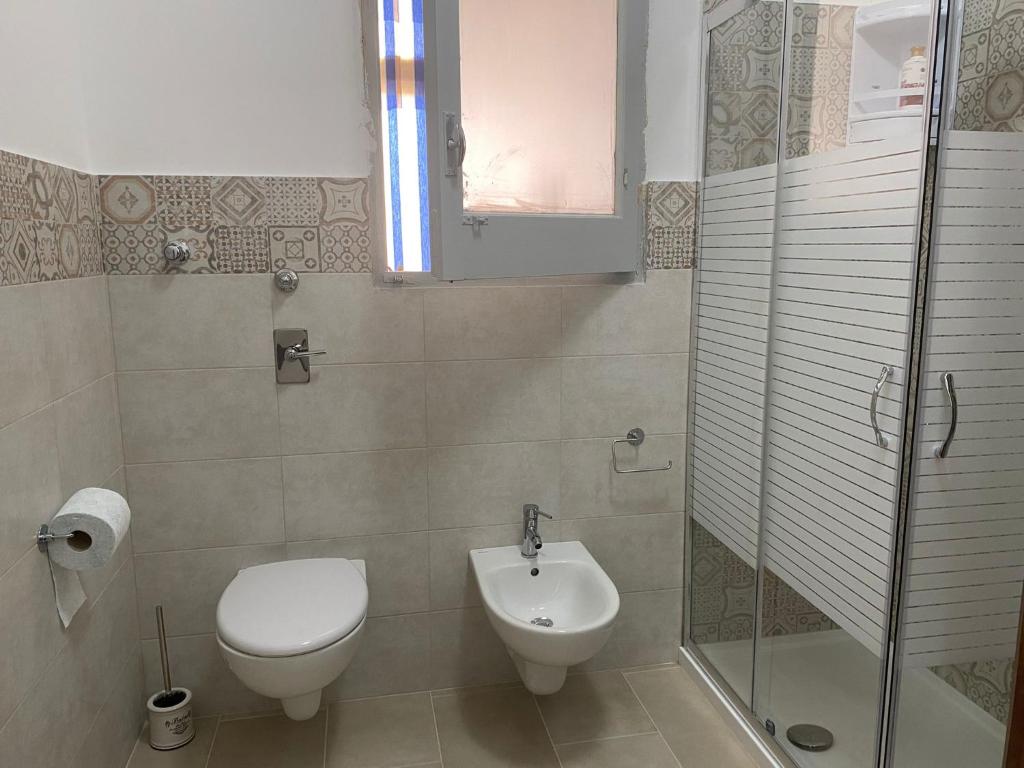特拉帕尼Casa vacanze ferro的一间带卫生间和玻璃淋浴间的浴室