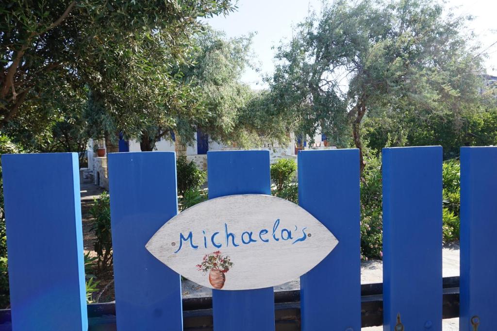 德里奥斯Michaela's的蓝 ⁇ 后面读一读一读一读的化学生物学的标志