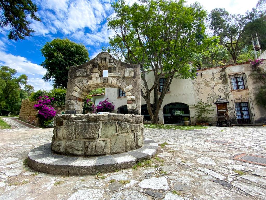 TotolacMolino de los Reyes By Rotamundos的建筑前的石头喷泉