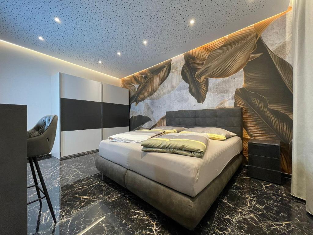 林茨Exklusive Wohnung的一间带床的卧室,位于带窗帘的房间