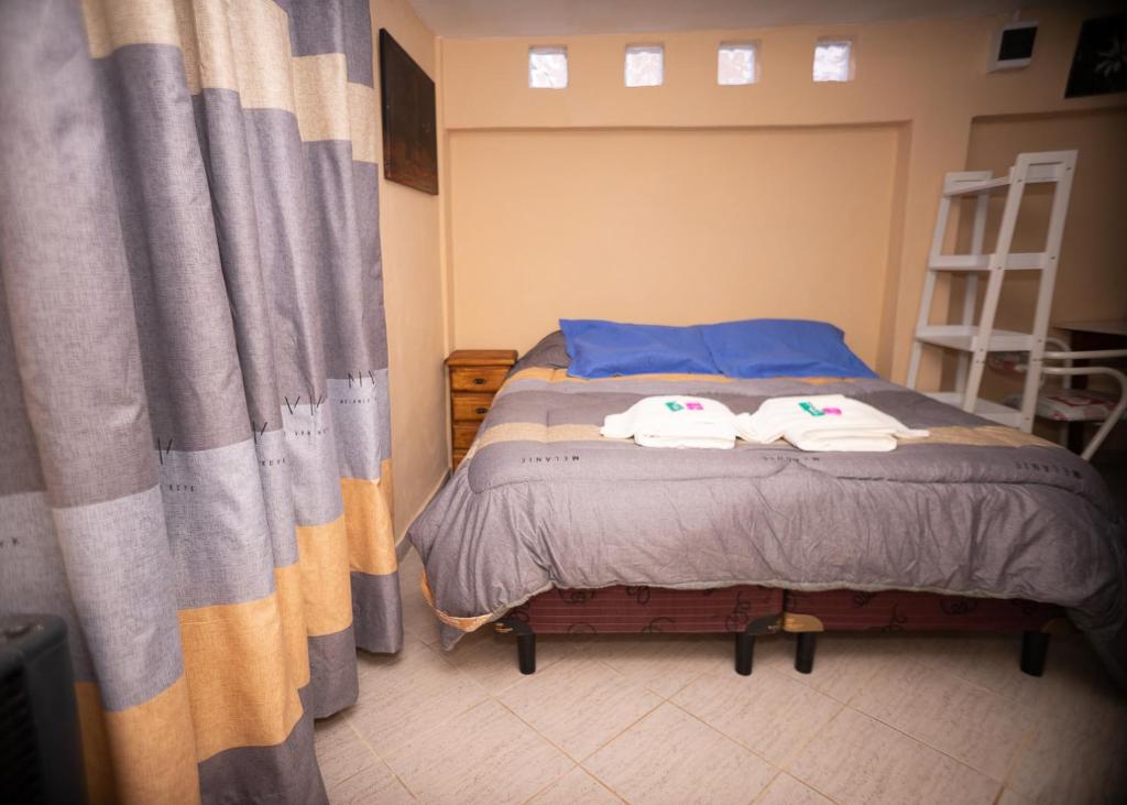 内乌肯Departamentos Confluencia的一间卧室配有带毛巾的床