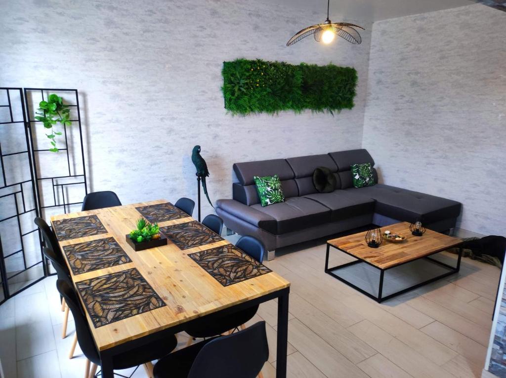 圣艾尼昂Zoologîte的客厅配有沙发和桌子