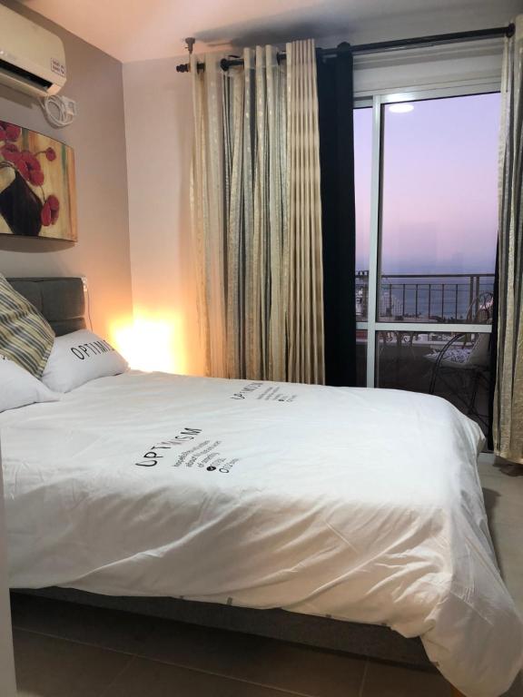 提比里亚ספא מור Spa Mor的一间卧室设有一张床,享有阳台的景色