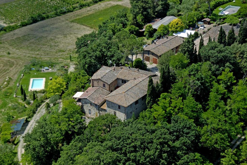 蒙特里久尼拉罗卡德拉马焦内农家乐的树木中房屋的空中景观