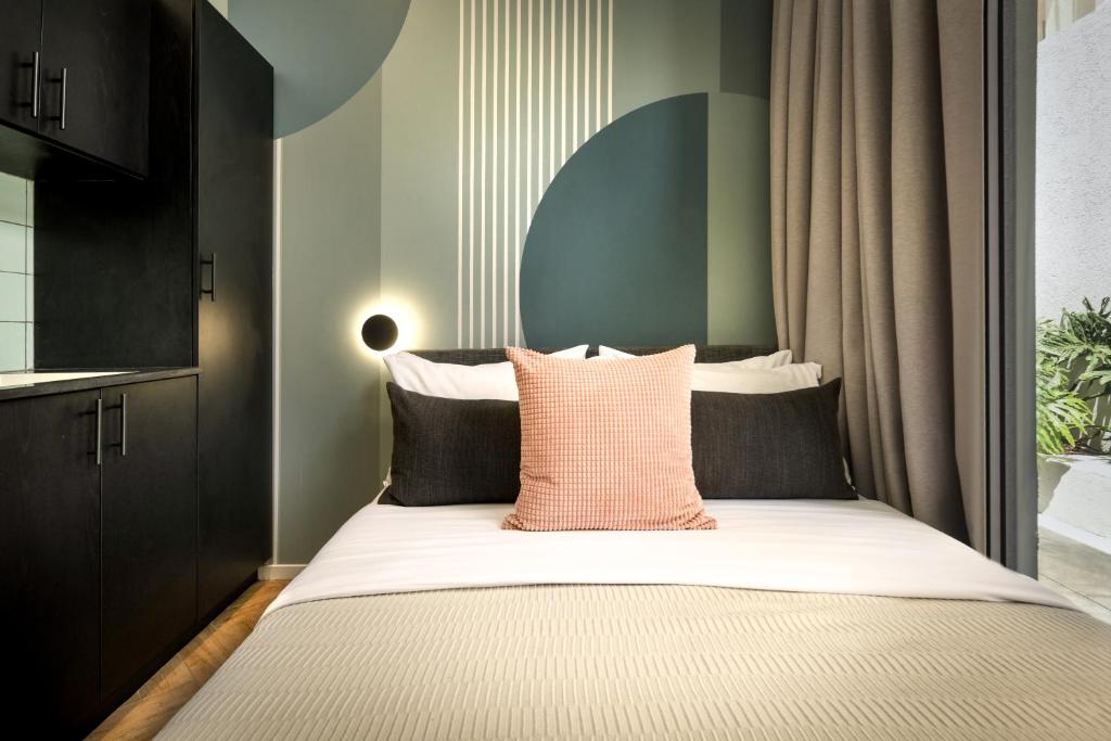 Colorbox Ben Yehuda - Smart Hotel by Loginn Tel Aviv客房内的一张或多张床位