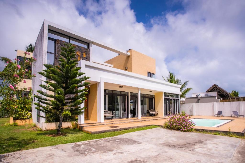 贝尔马尔Villa Fitz: Sunlit Beach Getaway w/ Pool + WIFI的一个带游泳池和房子的度假屋