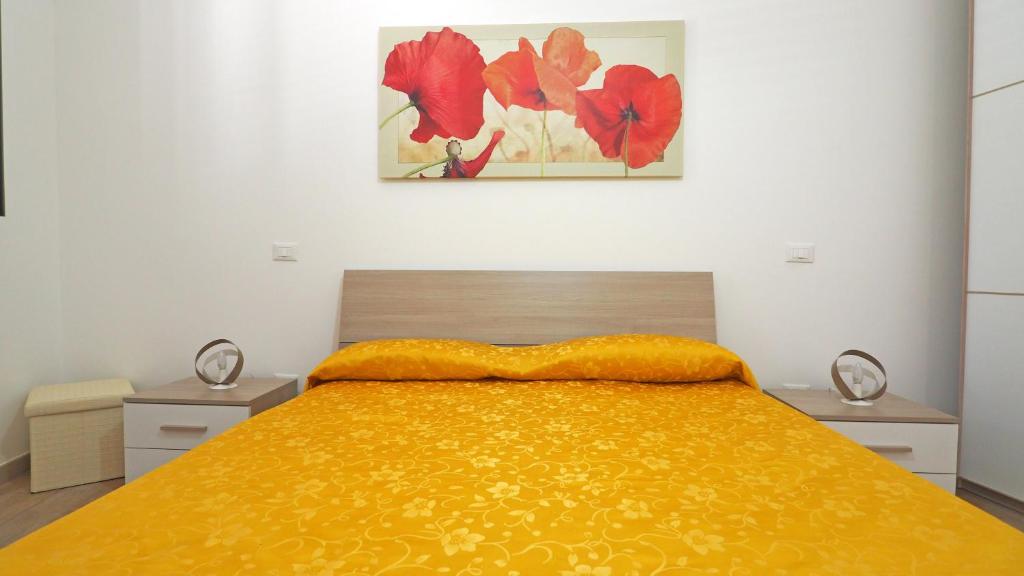塔维亚诺Casa Manni Taviano-Salento的一间卧室配有一张黄色床罩的床