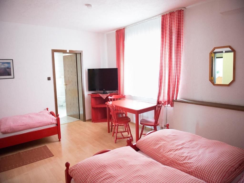 斯图加特Hotel-Restaurant Köhler的一间卧室配有书桌和一张桌子及一张床