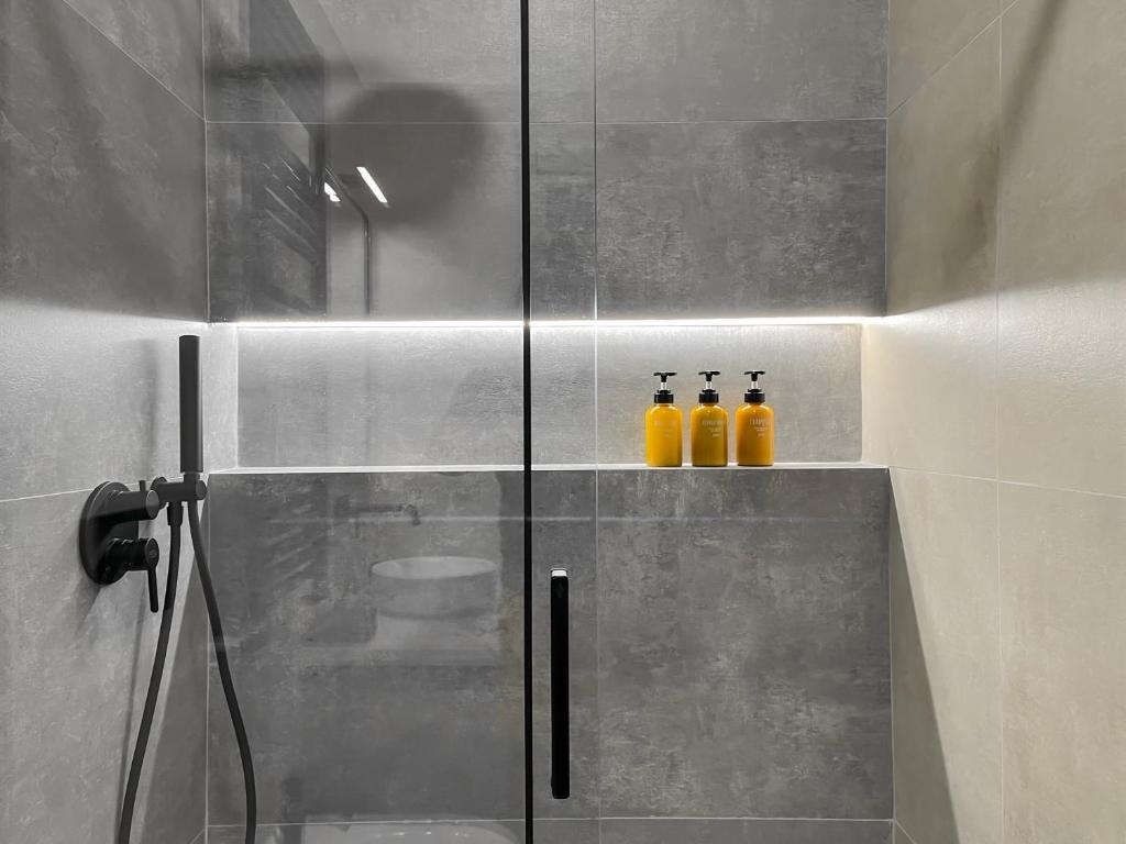 罗马Appartamento di design的浴室提供三瓶橙色液体