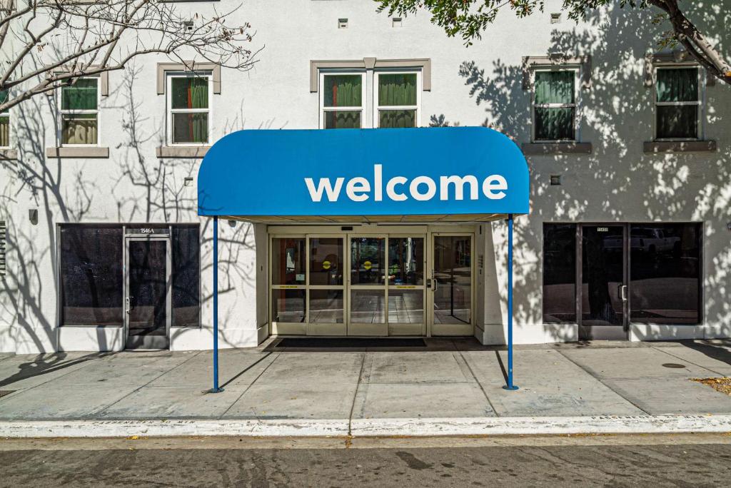 圣地亚哥圣地亚哥市中心6号汽车旅馆的商店前的蓝色迎宾标志