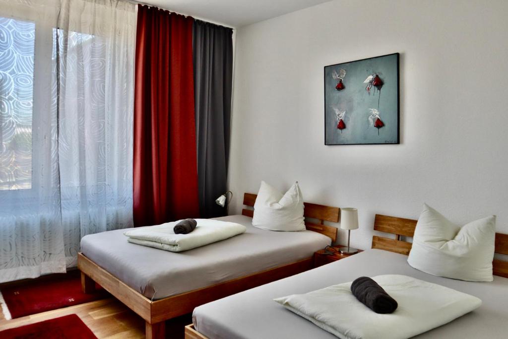 科隆克罗斯克凯伦戈尔公寓的酒店客房设有两张床和窗户。