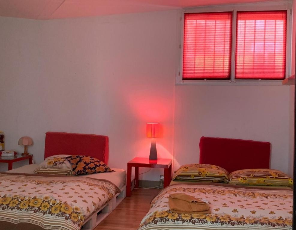 比尔Princess marfil的一间卧室配有两张床和一张带台灯的桌子
