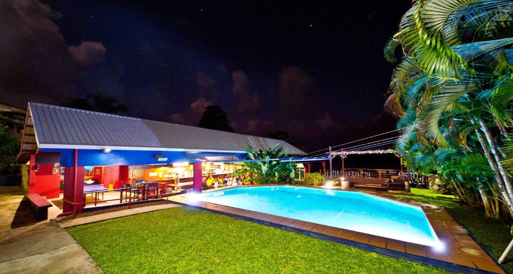 维拉港Retreat Seaside的夜间在房子前面的游泳池