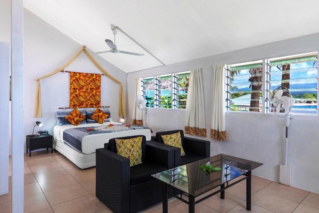 FagamaloSavaii Lagoon Resort的一间卧室配有一张床和一张桌子