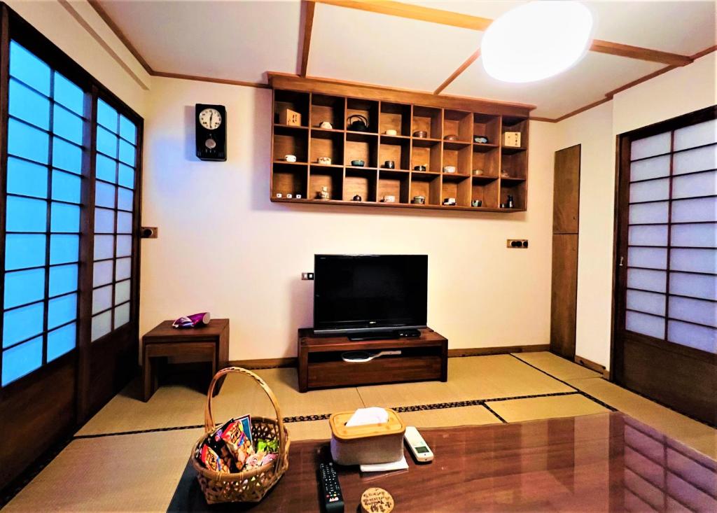 台南小京都聿晴町包棟民宿的客厅设有壁挂式平面电视。