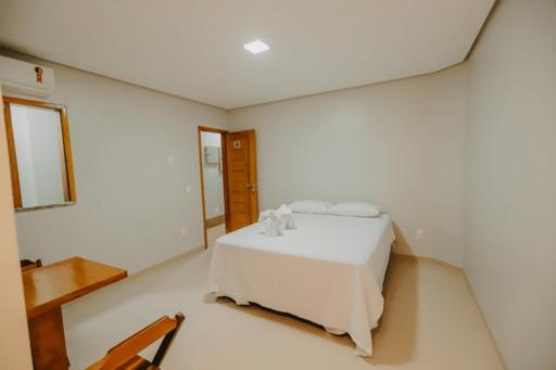 维索萨-杜塞阿拉Pousada Vila Verde的卧室配有白色的床