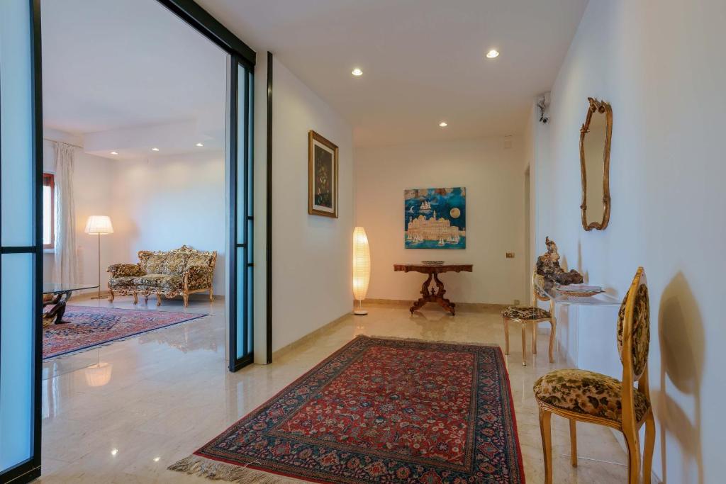 塔兰托Ai Marinai的走廊上设有带椅子和地毯的客厅