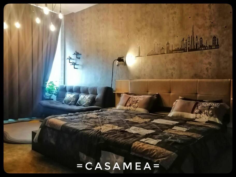 诗巫Sibu-Casamea(Shoplot)2 Bedrooms-FREE wifi & Washer的一间卧室配有一张大床和一张沙发