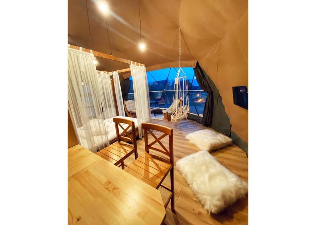 ÇivrilÇatı Katı Bungalow & Dome的带桌椅的帐篷客房