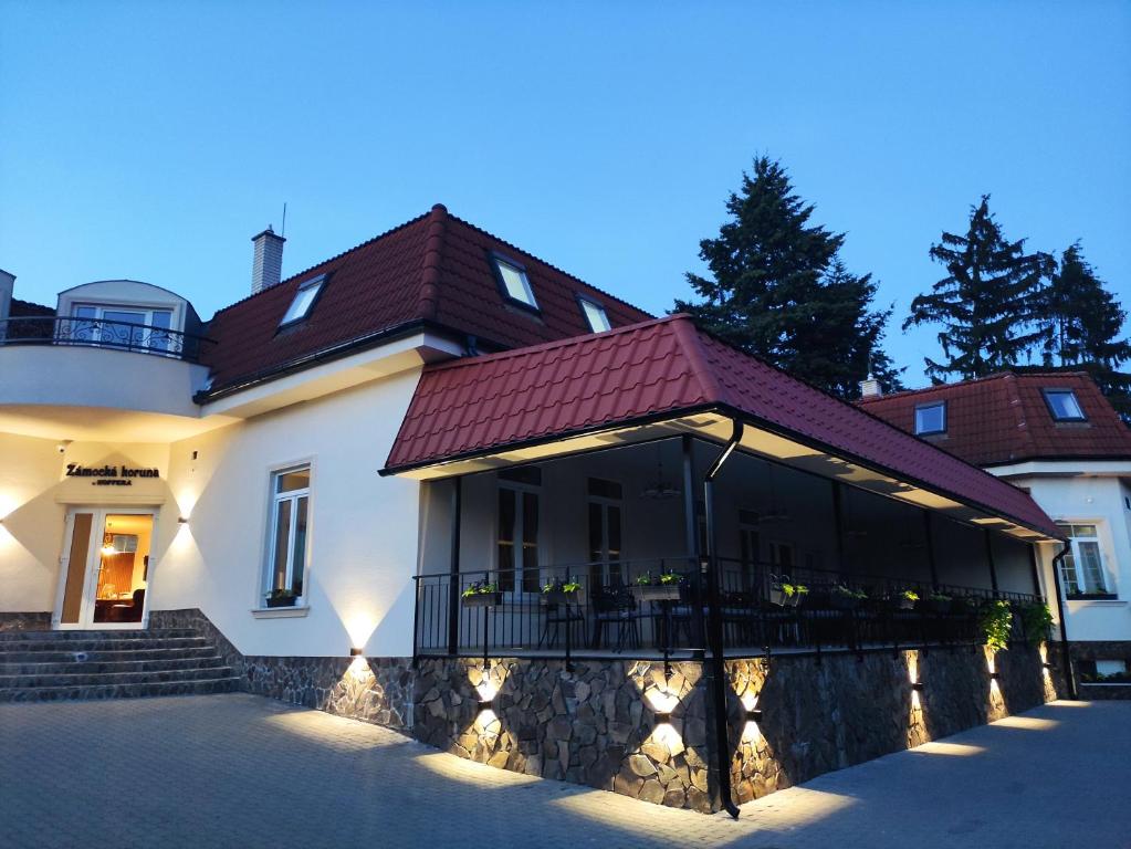 尼特拉扎默克卡霍费拉旅馆的一座大型白色房屋,设有红色屋顶